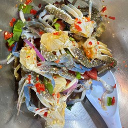 ยำปูม้า ใส่เม็ดมะม่วง ปูขนาดกลางไม่เล็กจิ๋ว