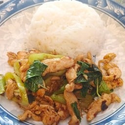 กะเพราไก่ราดข้าว