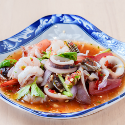 ยำรวมมิตรทะเล (กุ้ง ปลาหมึก หอยแครงหรือหอยแมลงภู่)