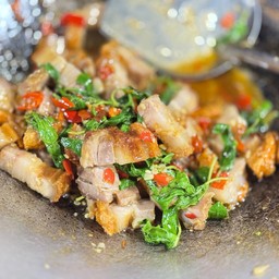 กะเพราหมูกรอบราดข้าว