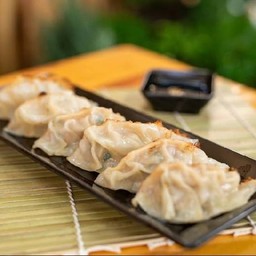 เกี๊ยวซ่าหมูทอดน้ำ (4ชิ้น)