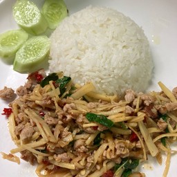 ผัดกระเพราหน่อไม้หมูสับ