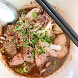 ก๋วยเตี๋ยวเรือน้ำตกเนื้อ (พิเศษ)