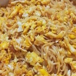 ผัดมาม่าใส่ไข่ (รสต้มยำกุ้ง)