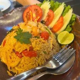ข้าวผัดต้มยำทะเล