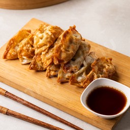 เกี๊ยวซ่าหมู 6 ชิ้น (ทอด)