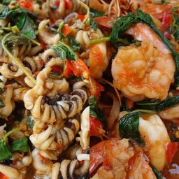 กะเพรา กุ้ง และ ปลาหมึก