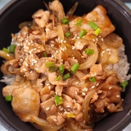 ข้าวหน้าไก่ผัดซอสญี่ปุ่น