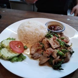 ข้าวกะเพราคอหมูย่าง