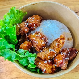 อกไก่กรอบคลุกซอสเกาหลีเผ็ดกลางกับข้าวญี่ปุ่น