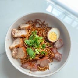 B05 เมนูหมี่แห้ง หมูรวม + ไข่