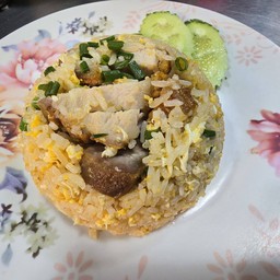 ข้าวผัดหมูกรอบ