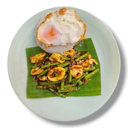พริกแกงปลาหมึกราดพร้าว