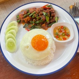 ข้าว หมูกรอบผัดพริกแกง