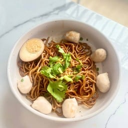 B07 เมนูหมี่แห้ง ลูกชิ้น+ไข่