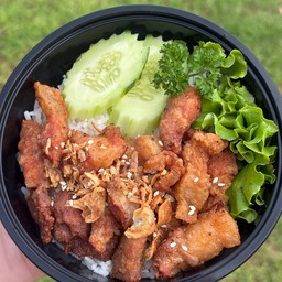 ข้าวหมูสามชั้นทอดน้ำปลา