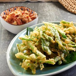ยำผักบุ้งทอดกรอบกุ้งสด