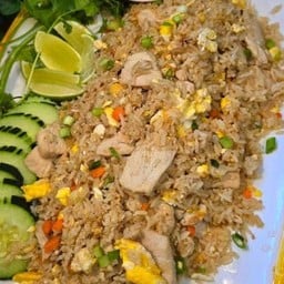 ข้าวผัดหมูจานใหญ่