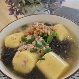 แกงจืดสาหร่ายเต้าหู้หมูสับ