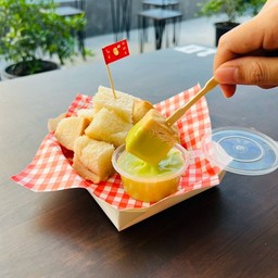 ขนมปังนึ่ง สังขยาใบเตย