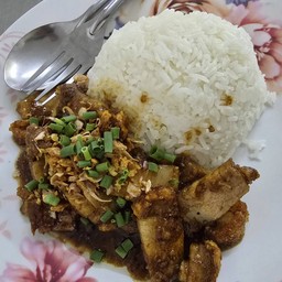ข้าวหมูกรอบกระเทียมพริกไทย