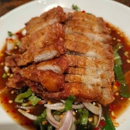 ยำสามชั้นทอด