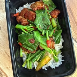 คะน้า หมูกรอบ