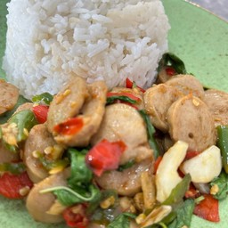 ข้าวกะเพราลูกชิ้นเนื้อ