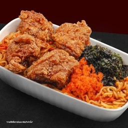 รามยอนผัดแห้งไก่ทอด สาหร่ายและไข่กุ้ง