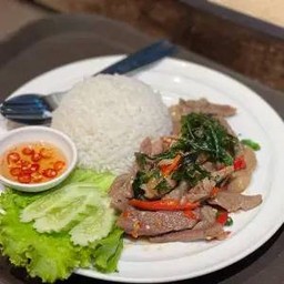 ข้าวกะเพราเนื้อสันคอหมูคุโรบุตะ