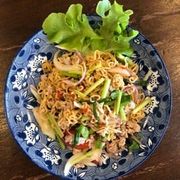 ยำมาม่าหมูสับ