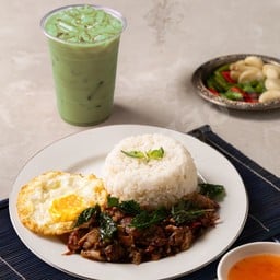 [เซตสุดฮิต] ข้าวราดกะเพราขาหมูสุดแซ่บ + ชาเขียวเย็น