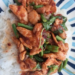 ข้าวผัดพริกแกงไก่ใส่ถั่วฝักยาว