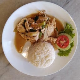 หมูผัดน้ำมันหอย ราดข้าว