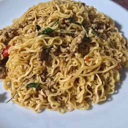 กะเพราเนื้อ(สับ) เส้นมาม่า