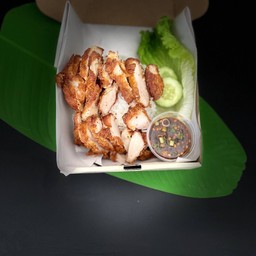ข้าวไก่ทอดท้ายซอยน้ำจิ้มแจ่วมะขาม