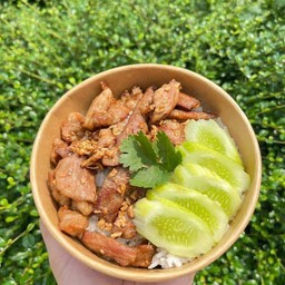 ข้าวเนื้อชิ้นทอดกระเทียมพริกไทย