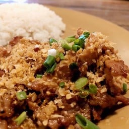 หมูกระเทียม ราดข้าว