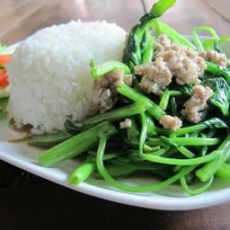 ผักบุ้งไฟแดงหมูสับราดข้าว