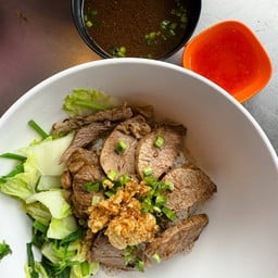 ข้าวหน้าเนื้อตุ๋น (ทานคู่น้ำจิ้มส้ม)