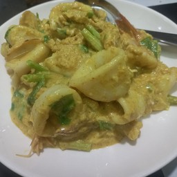 ผัดผงกระหรี่ทะเล(กับข้าว)