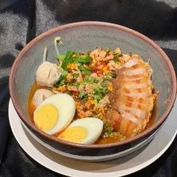 บะหมี่หยกต้มยำหมูกรอบ ไข่ต้ม