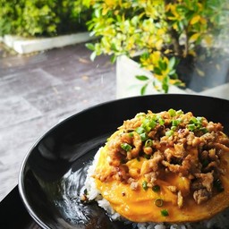 ข้าวไข่ข้นทอร์นาโดอกไก่สับซอสสไตล์ญี่ปุ่น