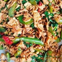 ผัดกระเพราโปรตีนราดข้าว