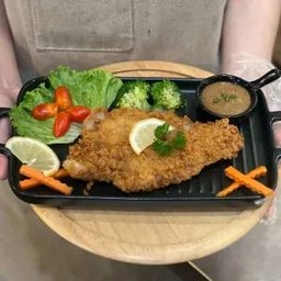 สเต็กปลาดอลลี่ ( ทอด ) ซอสพริกไทยดำ