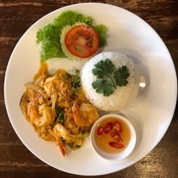 ผัดผงกะหรี่ทะเลราดข้าว