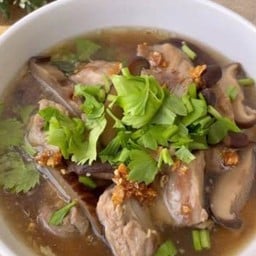 ข้าวต้มกระดูกหมูตุ๋นเห็ดหอม