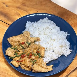 ข้าวกะเพราไก่ชิ้น ( ไก่ )