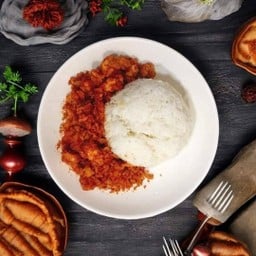 ข้าวหน้าไก่ทอดผงปาปริก้า