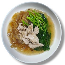 ราดหน้าหมูยอดผักคะน้า